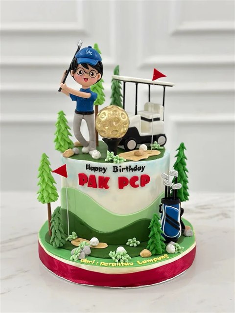 Kue tema golf hijau dengan figur pemain, mobil golf, bola emas, dan tas stik golf
