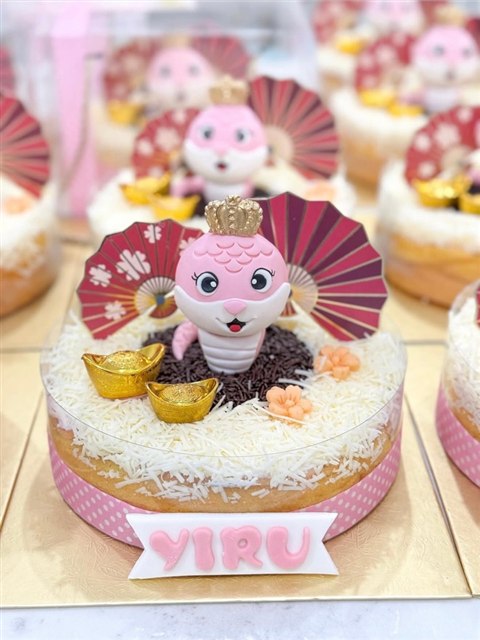 Kue hampers dengan karakter pink bermahkota, kipas merah, ornamen emas, dan tulisan YI RU