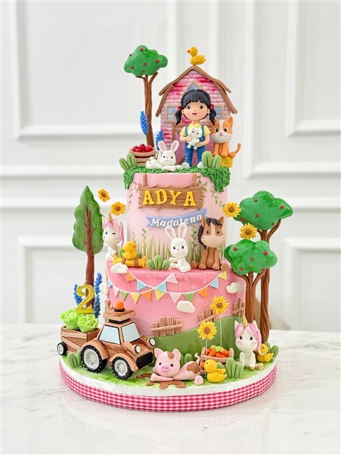 Kue peternakan Adya Madelena warna pink dengan kelinci, kuda, babi, traktor, dan angka dua