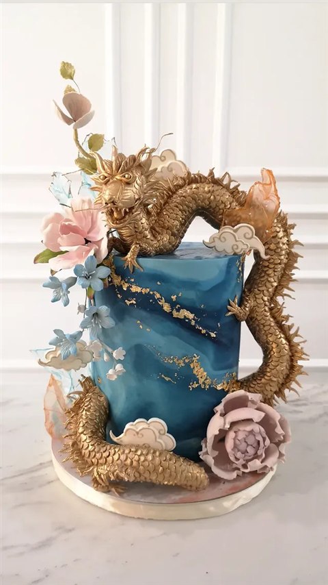 Kue sangjit biru marmer dengan naga emas melingkar, bunga pink dan biru serta motif awan
