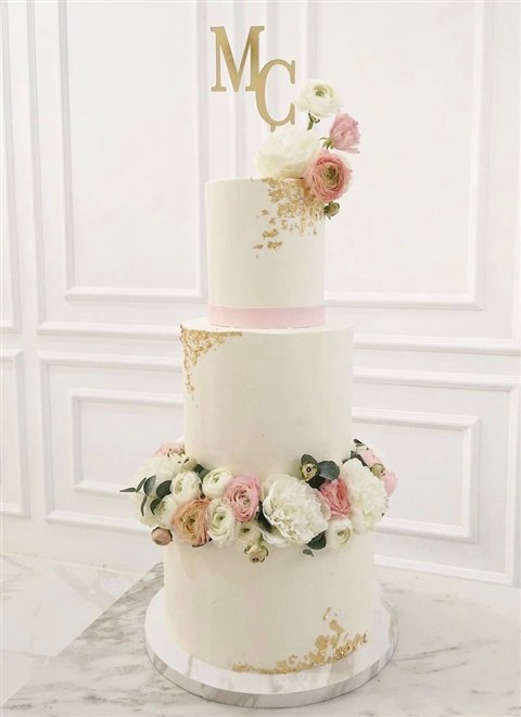 Kue wedding ivory dengan topper inisial MC dan mawar putih serta pink